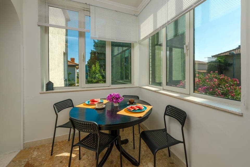 Coffee/tea facilities, Kitchen or kitchenette, Dining area, Breakfast, American breakfast