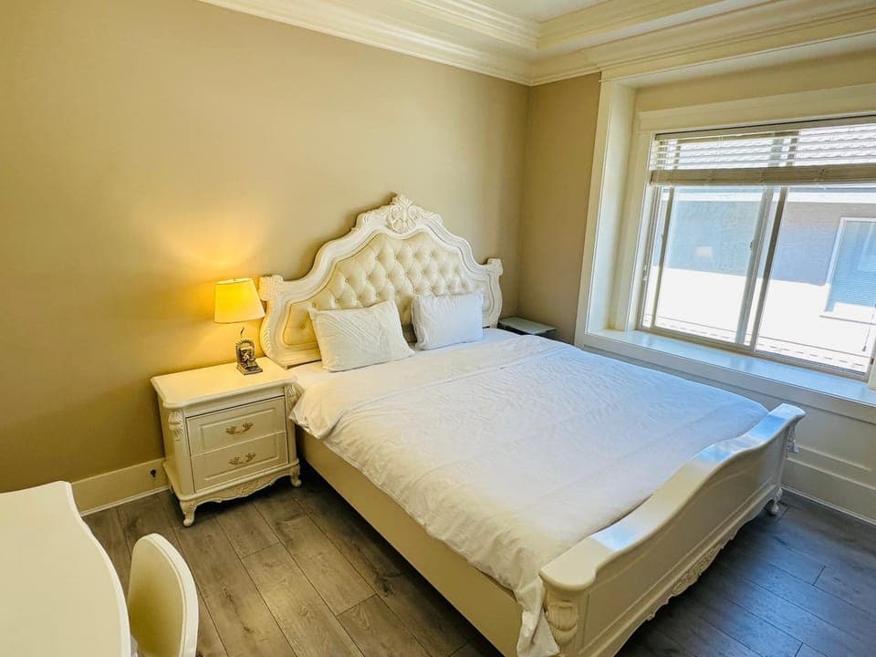 Photo of the whole room, Bedroom