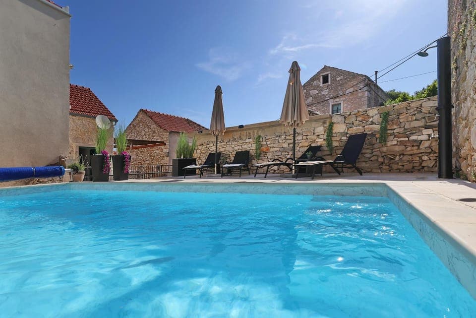 Property building, Day, Pool view, Swimming pool, Swimming pool, sunbed