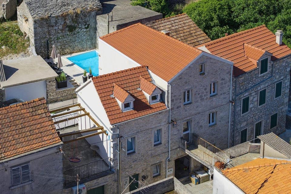 Neighbourhood, Swimming pool