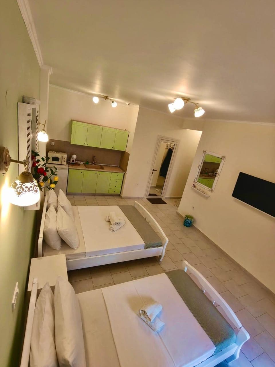 Bed, TV and multimedia, Photo of the whole room, Bedroom, kitchen