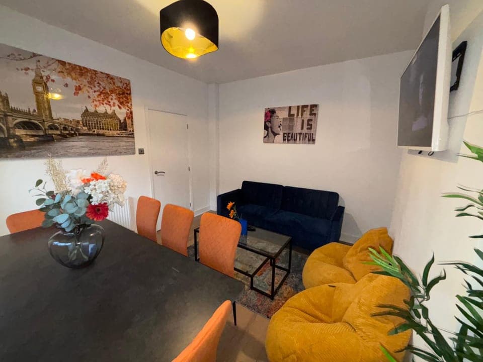 Communal lounge/ TV room, Living room, Seating area, Evening entertainment