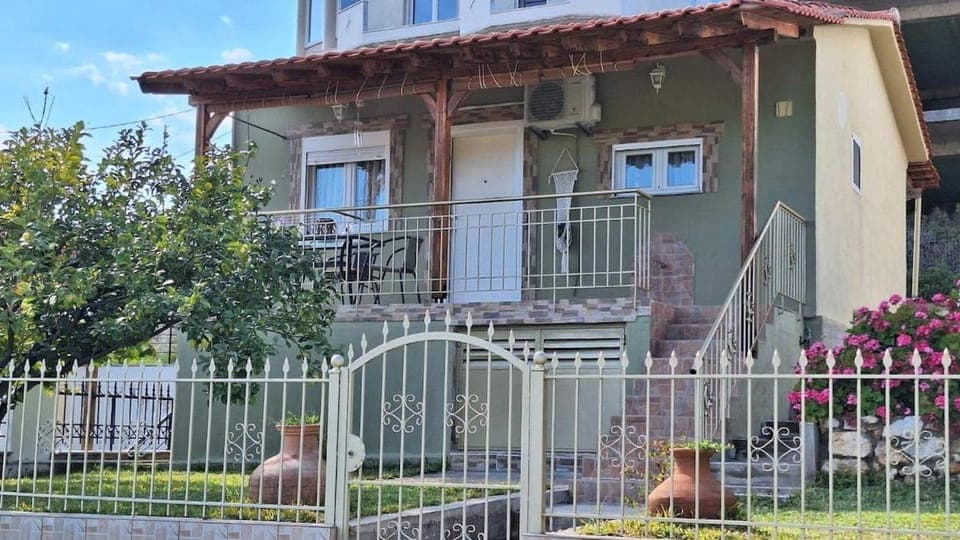 Property building, Garden, Balcony/Terrace