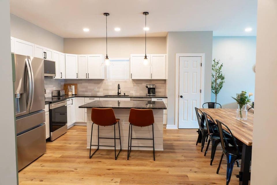 Coffee/tea facilities, Kitchen or kitchenette, microwave, oven, stove, toaster