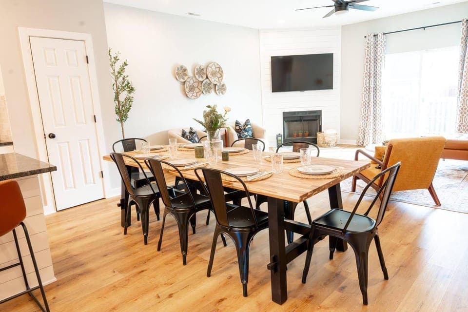 Kitchen or kitchenette, Dining area