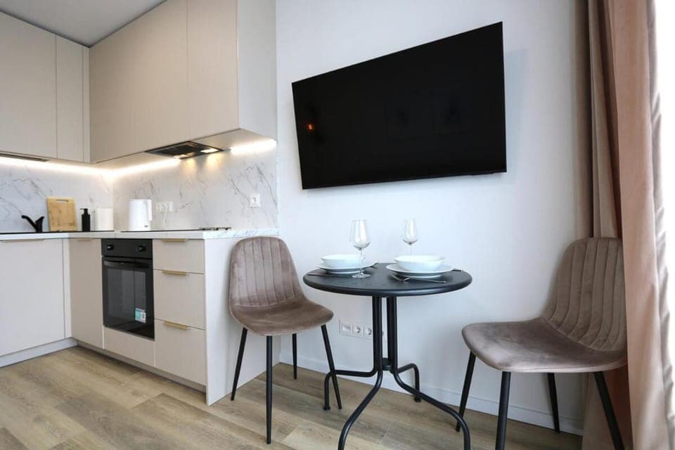 TV and multimedia, Coffee/tea facilities, Kitchen or kitchenette, Living room, Seating area, Dining area, oven, stove