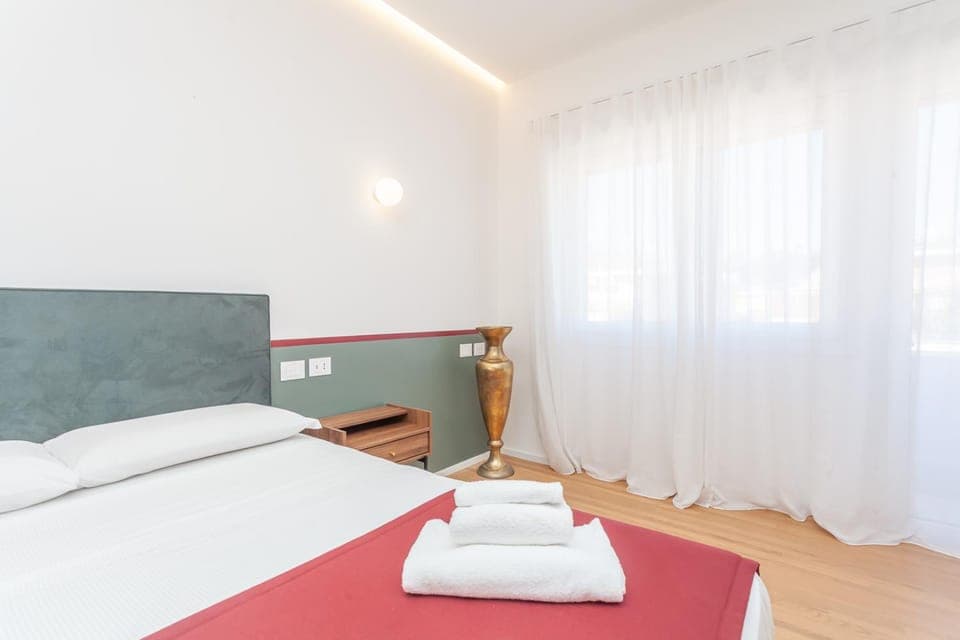 Bed, Photo of the whole room, Bedroom, towels