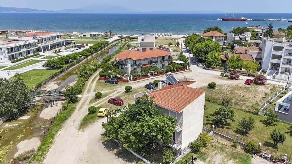 Neighbourhood, Location