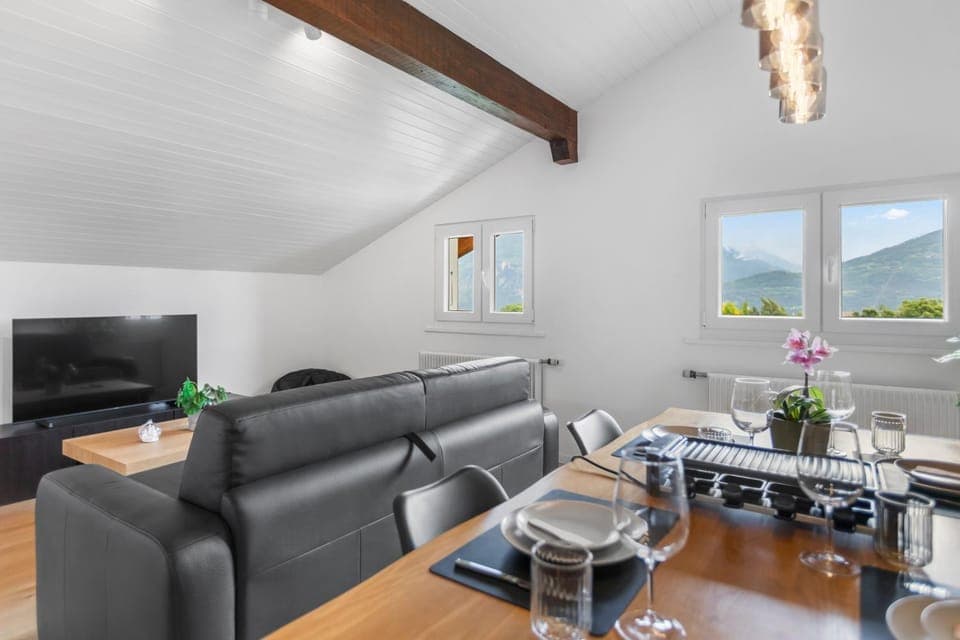 Natural landscape, TV and multimedia, Living room, Seating area, Dining area, Mountain view