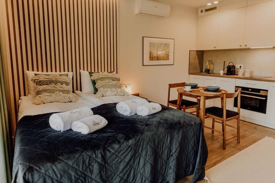 Bed, Kitchen or kitchenette, Photo of the whole room, Dining area, towels