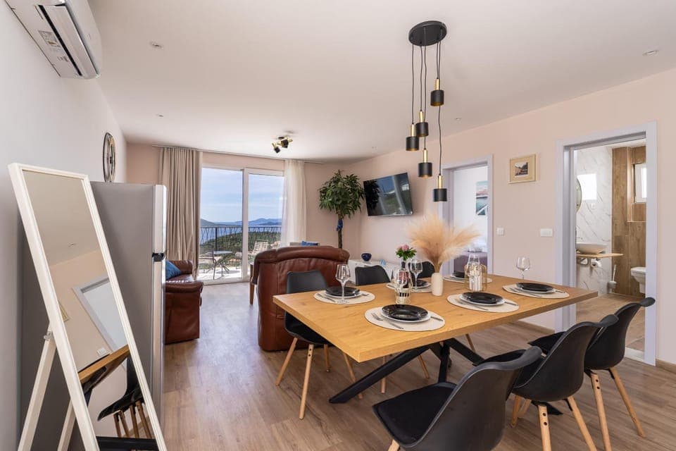 Seating area, Dining area