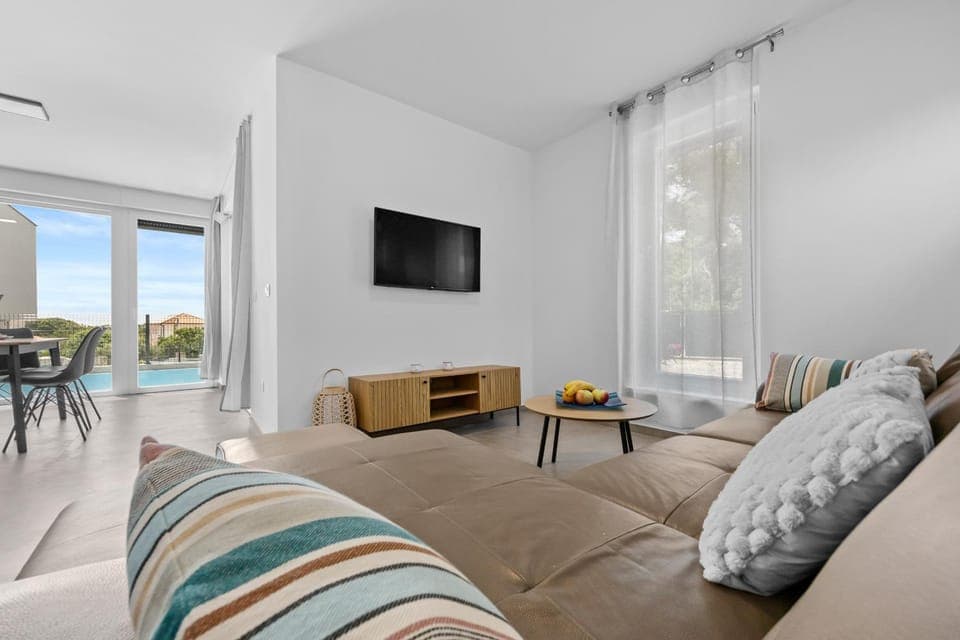 TV and multimedia, Living room, Seating area, Pool view