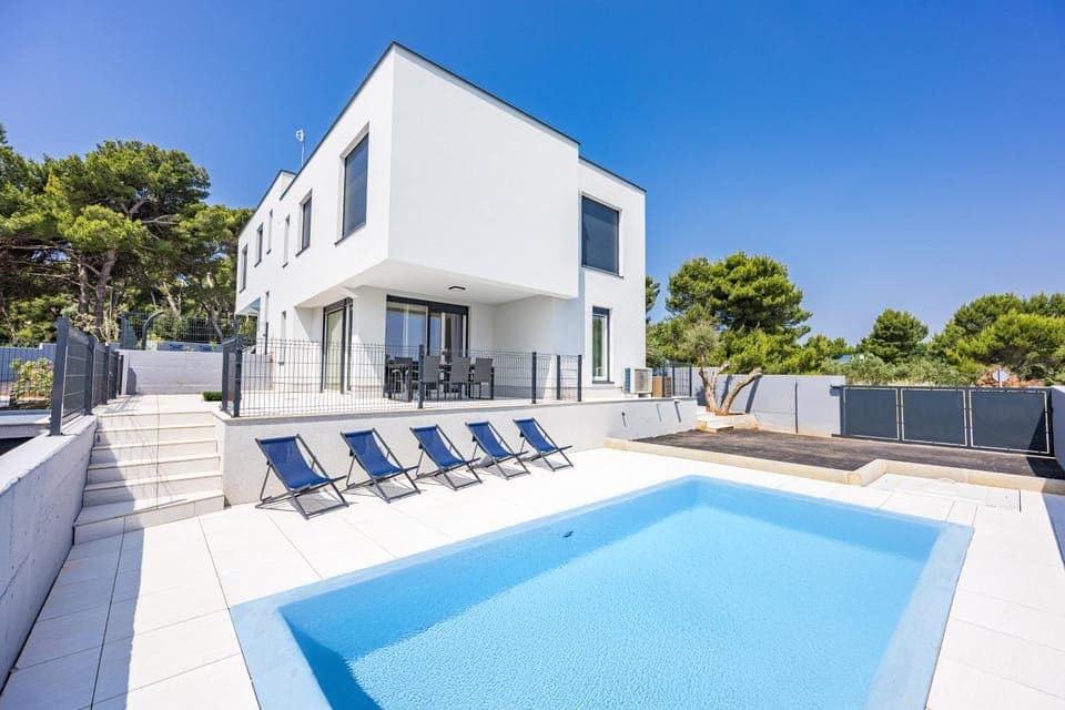 Property building, Patio, Day, View (from property/room), Balcony/Terrace, Pool view, Swimming pool, sunbed