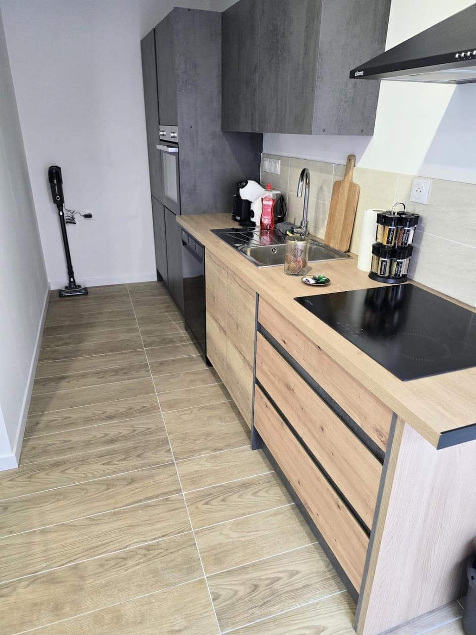 Coffee/tea facilities, Kitchen or kitchenette, dishwasher, stove, toaster