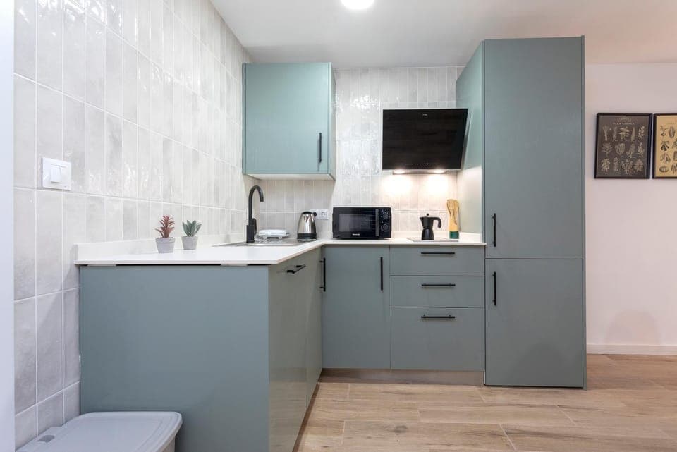 Kitchen or kitchenette, microwave, stove