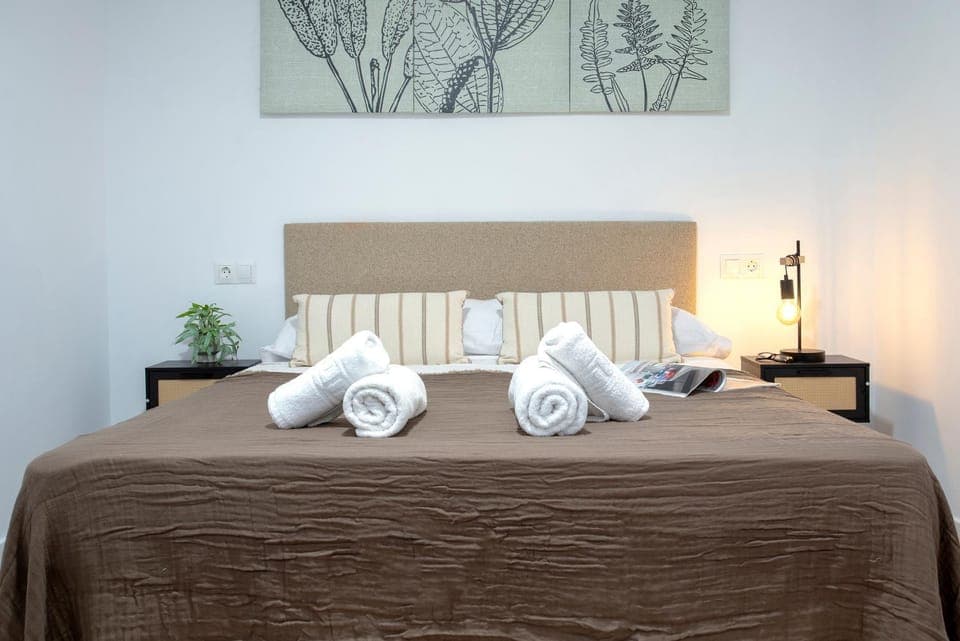 Bed, Photo of the whole room, Bedroom, towels