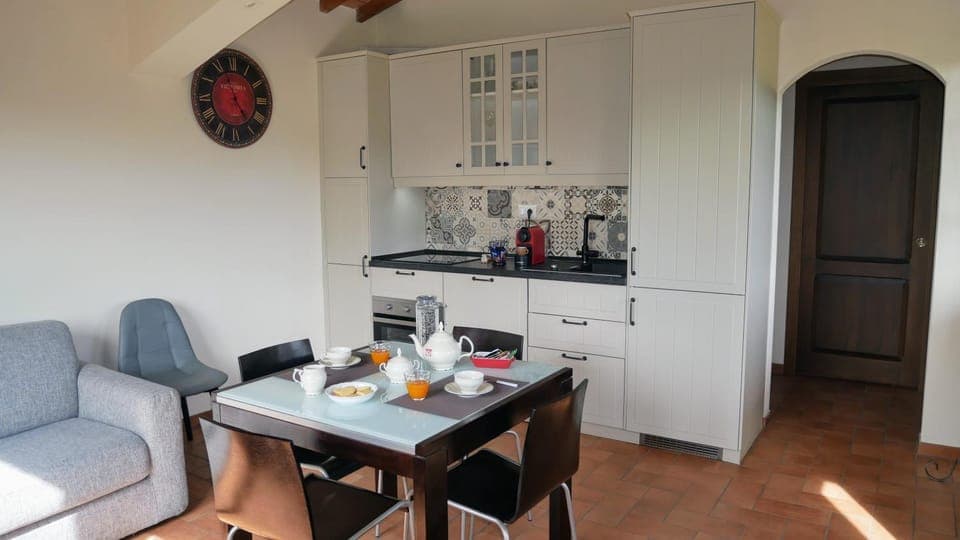 Coffee/tea facilities, dishwasher, oven, stove