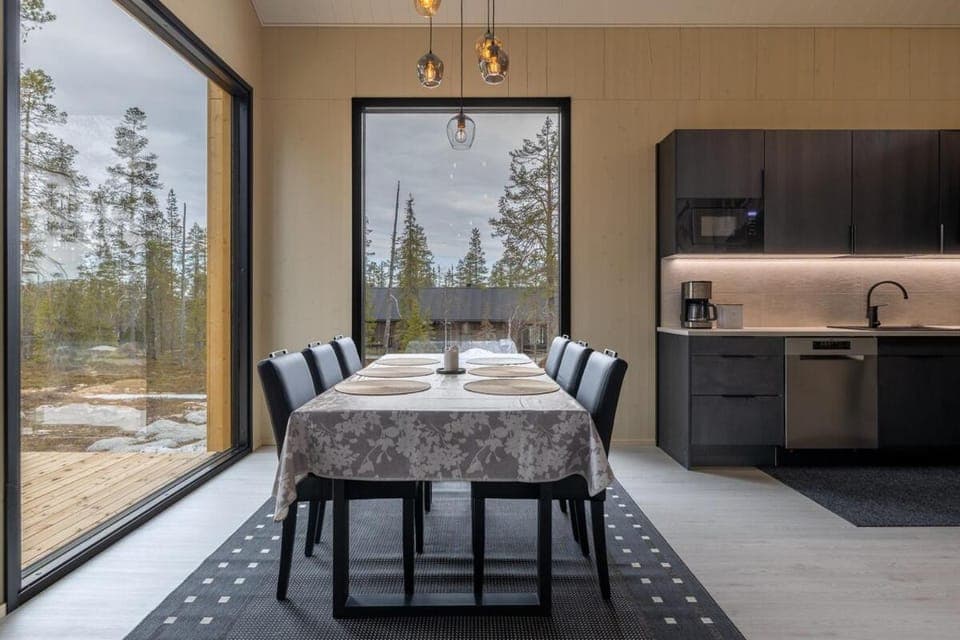 Kitchen or kitchenette, Dining area