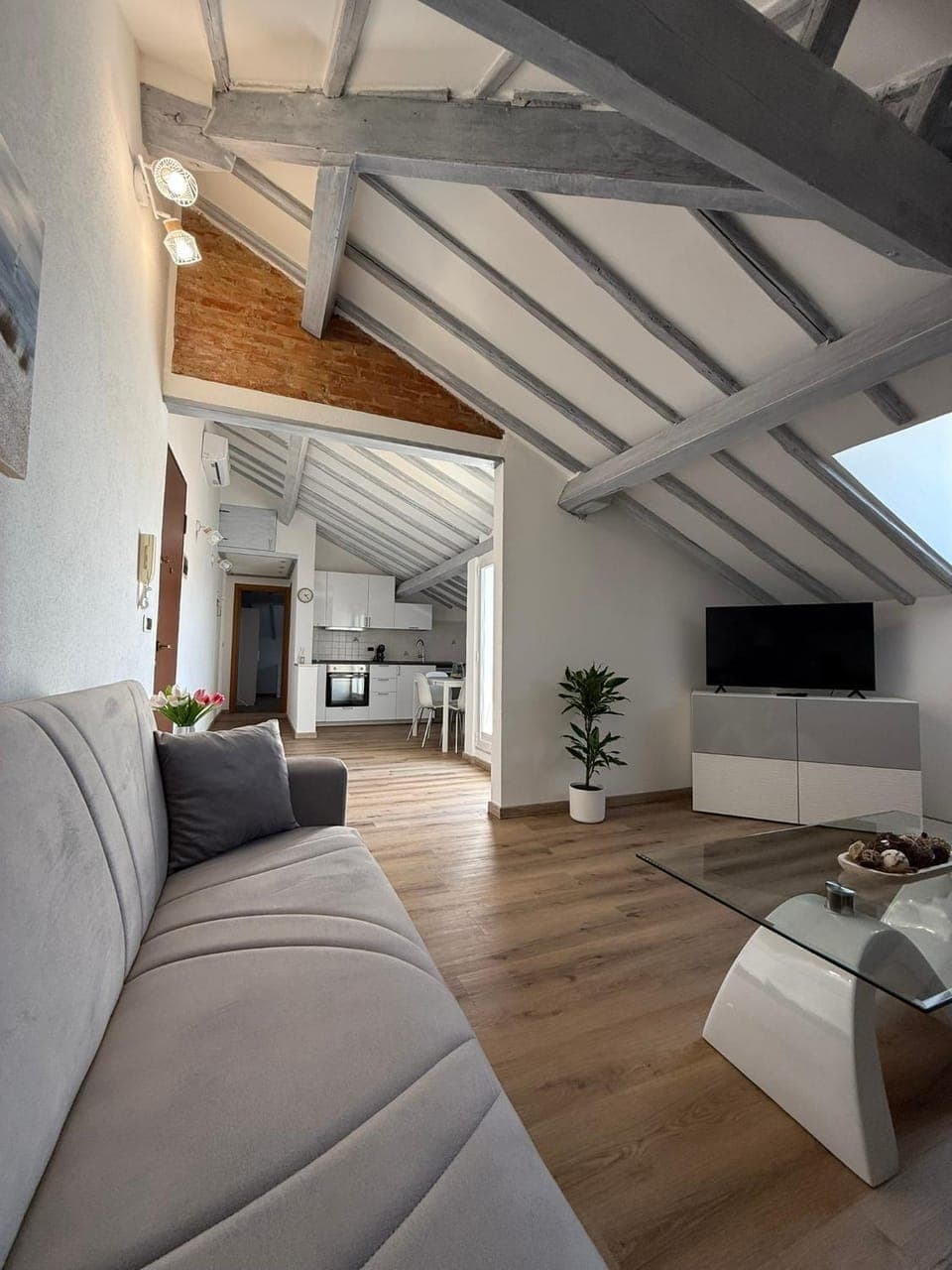 Communal lounge/ TV room, TV and multimedia, Living room, Seating area, Evening entertainment