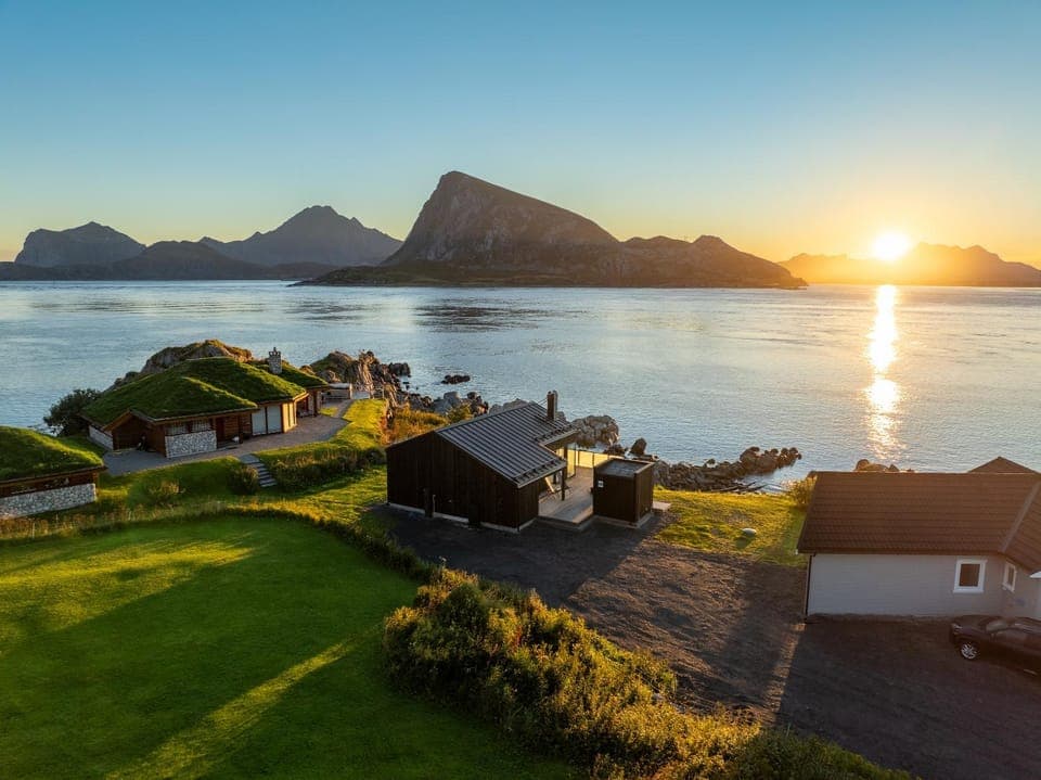 Property building, Day, Natural landscape, Fishing, Sauna, Sea view, Sunrise