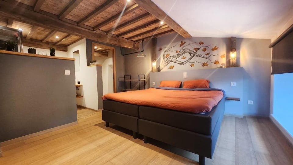 Photo of the whole room, Bedroom