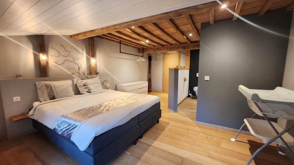 Photo of the whole room, Bedroom