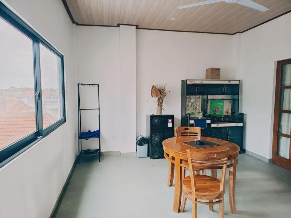 Kitchen or kitchenette, Living room, Seating area, Dining area