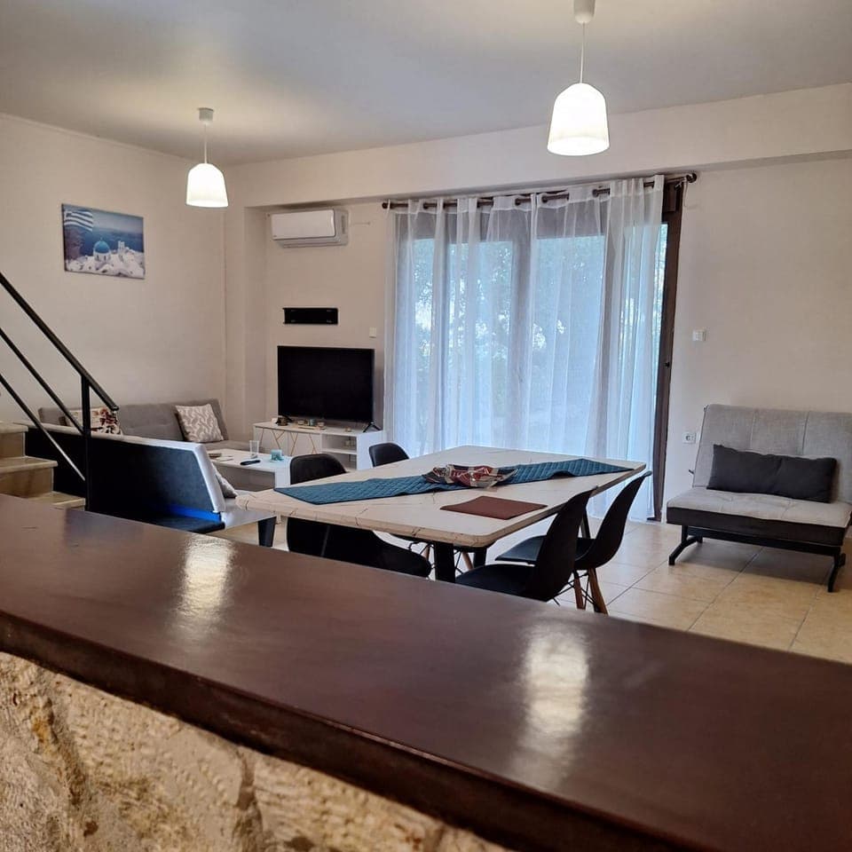 TV and multimedia, Living room, Seating area, Dining area, air conditioner