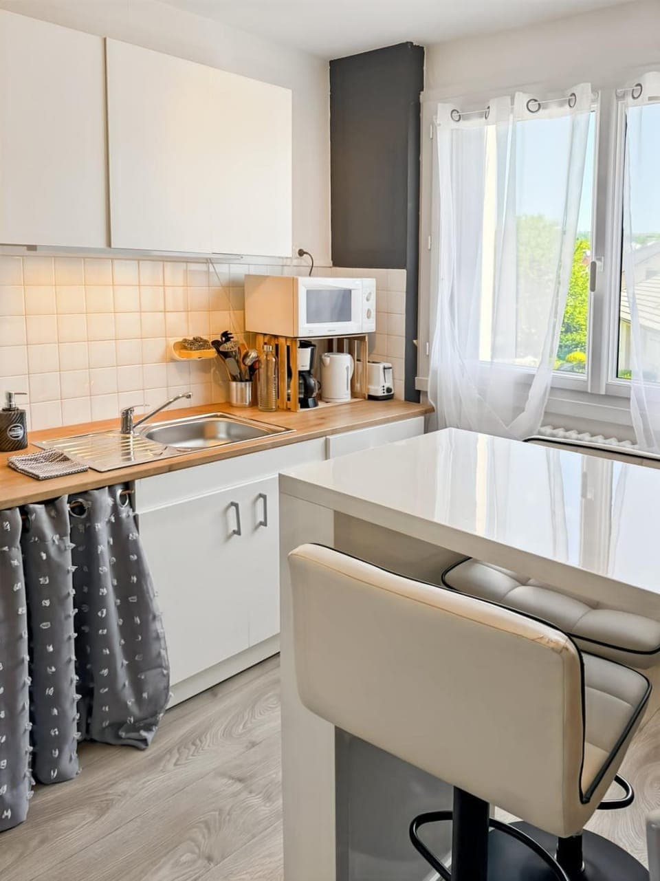 Kitchen or kitchenette, Dining area, oven, stove, toaster