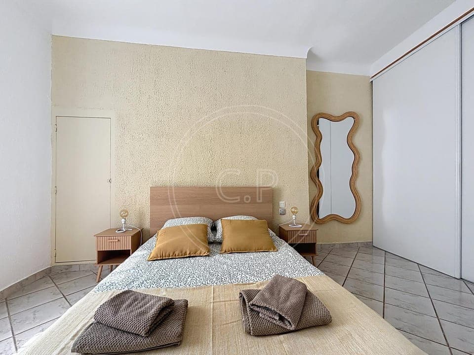 Photo of the whole room, Bedroom