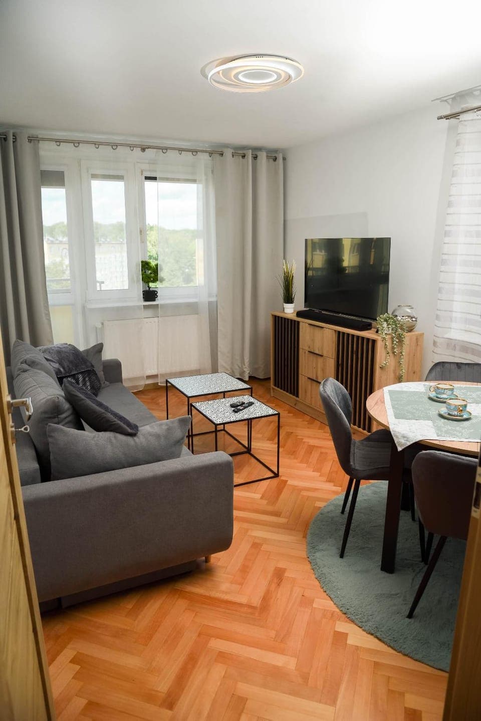 Communal lounge/ TV room, TV and multimedia, Living room, Seating area, Dining area, Evening entertainment