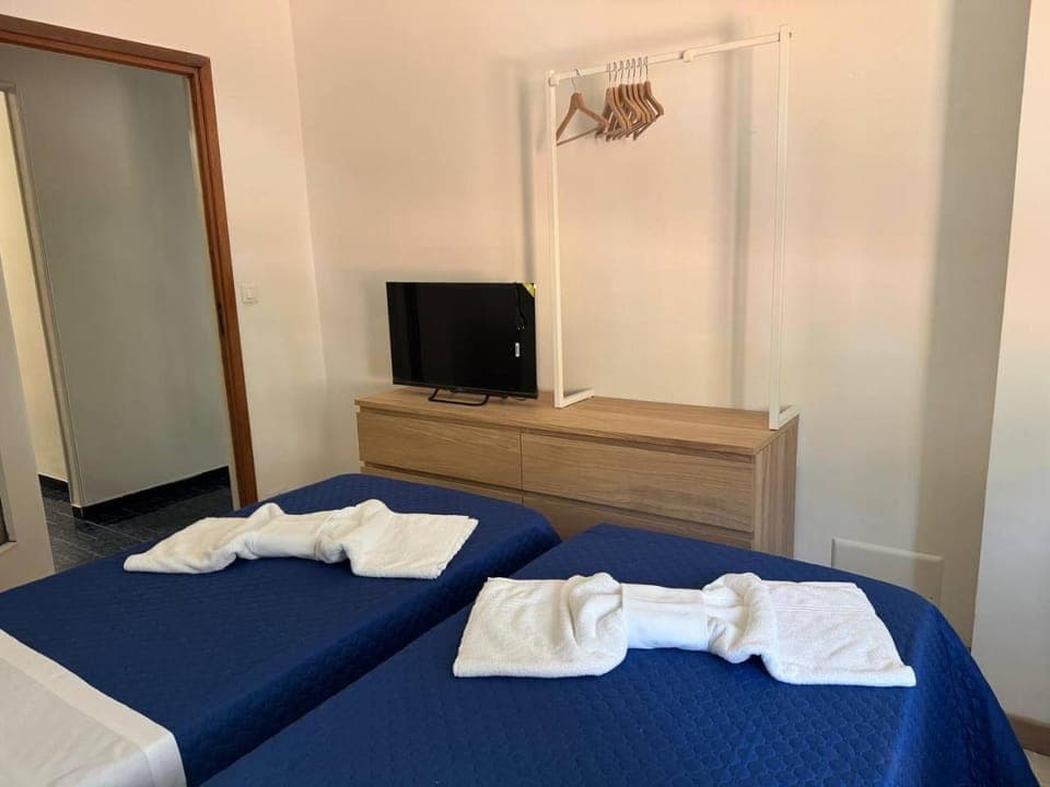 Communal lounge/ TV room, Bed, TV and multimedia, Bedroom, towels, air conditioner