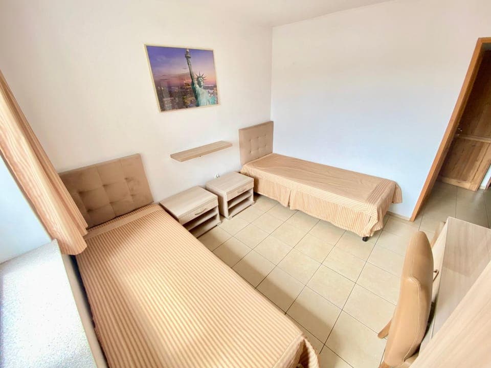 Bed, Living room, Photo of the whole room, Seating area, Bedroom