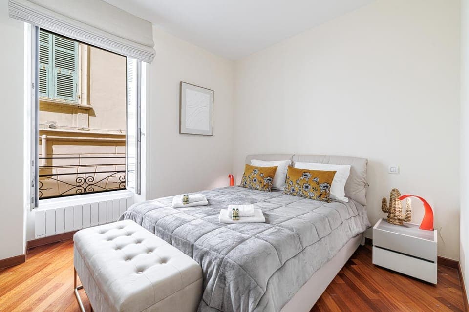 Bed, Photo of the whole room, towels