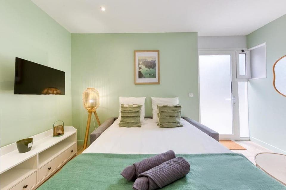 Bed, TV and multimedia, Living room, Seating area, internet, towels