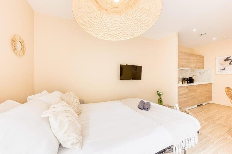 Bed, TV and multimedia, Living room