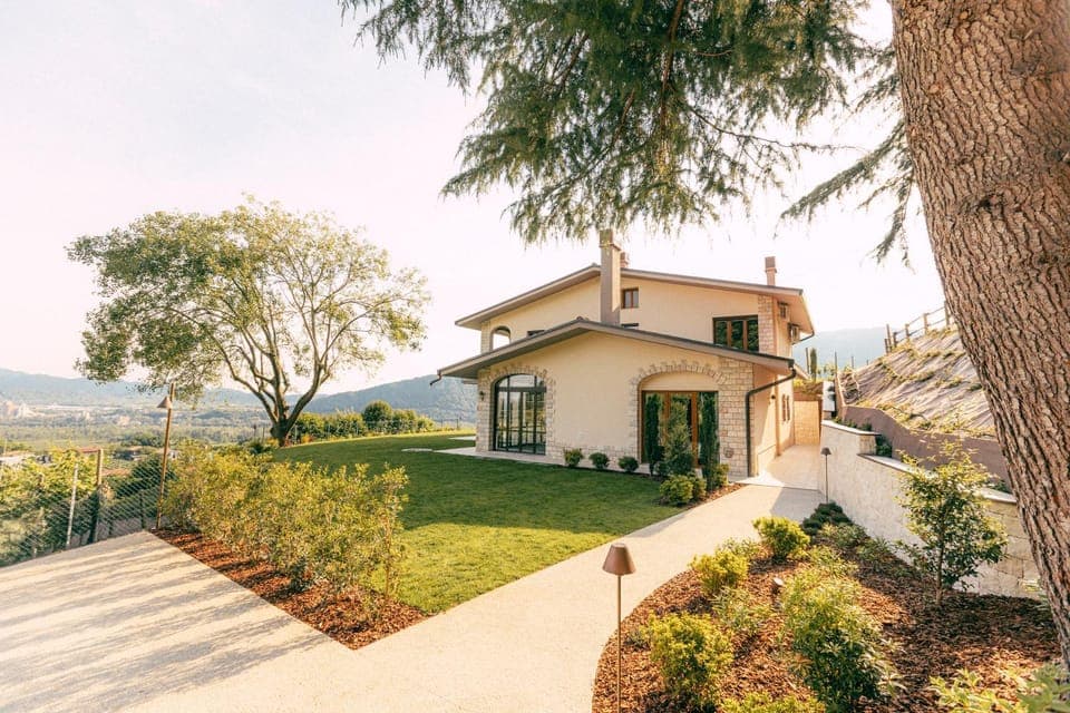 Property building, Day, Natural landscape, Garden, Garden view, Mountain view