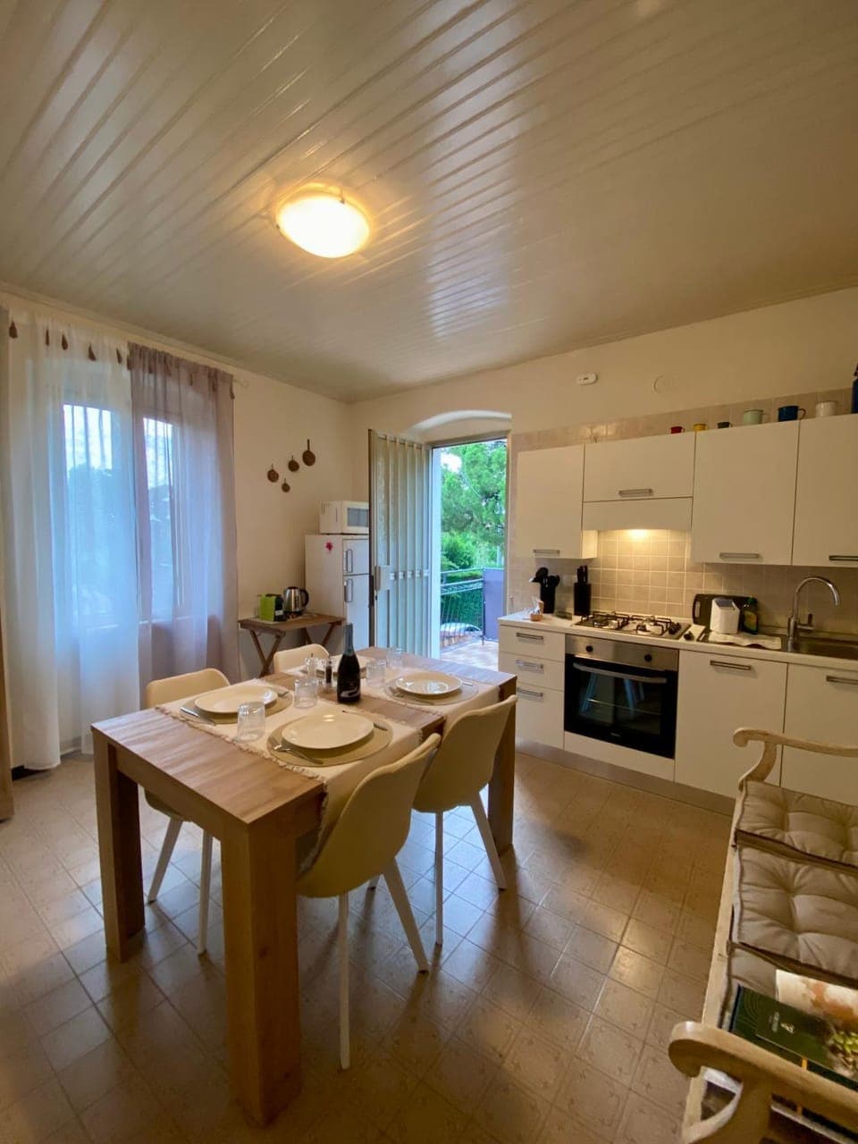 Coffee/tea facilities, Kitchen or kitchenette, Dining area, stove