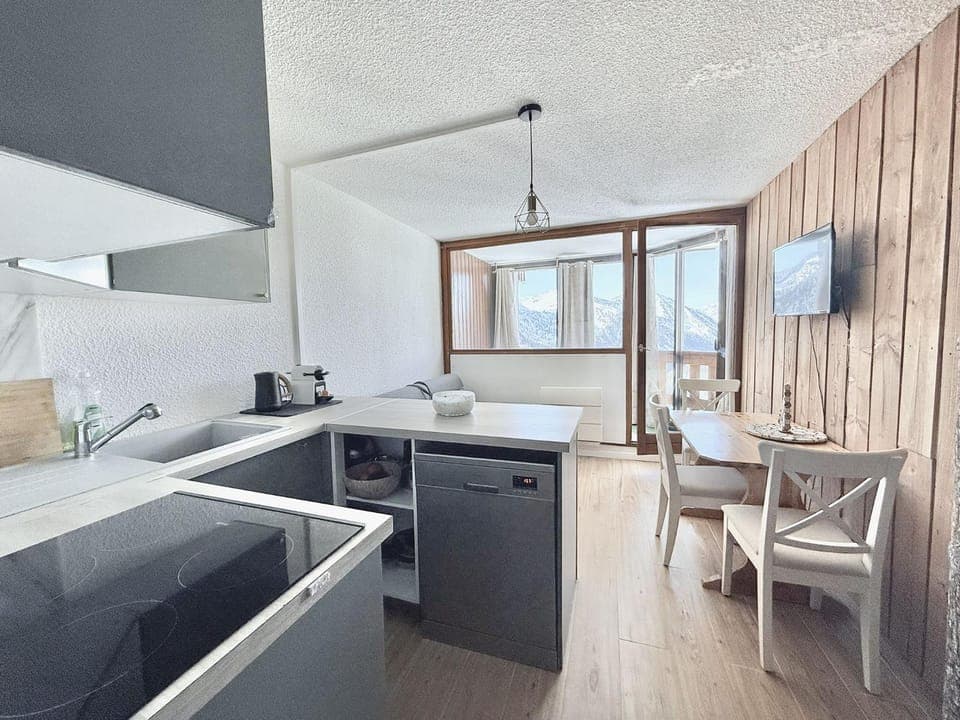 TV and multimedia, Kitchen or kitchenette, Mountain view, dishwasher, stove