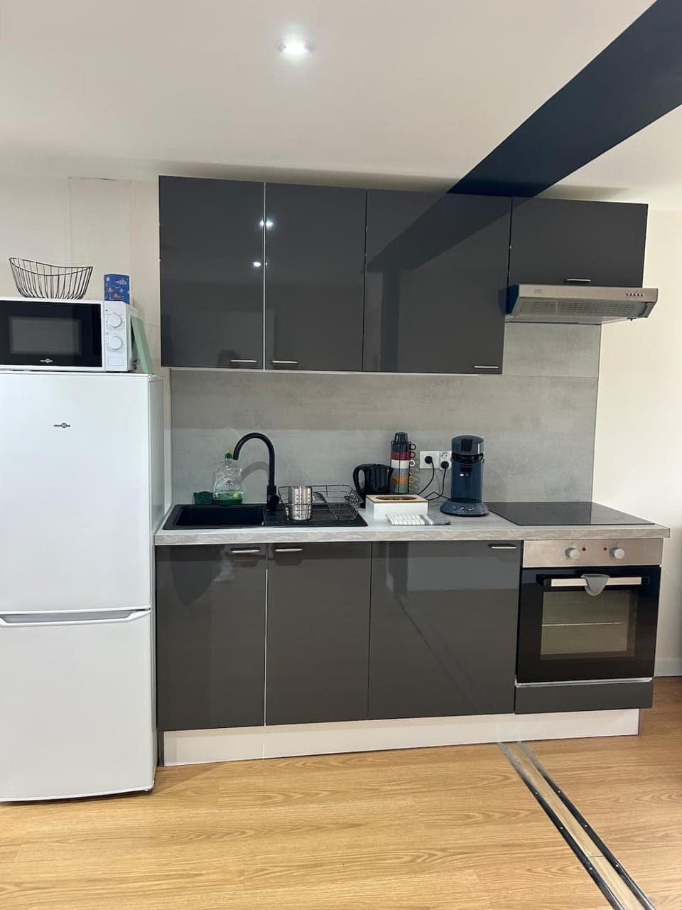 Coffee/tea facilities, Kitchen or kitchenette, oven, stove, toaster