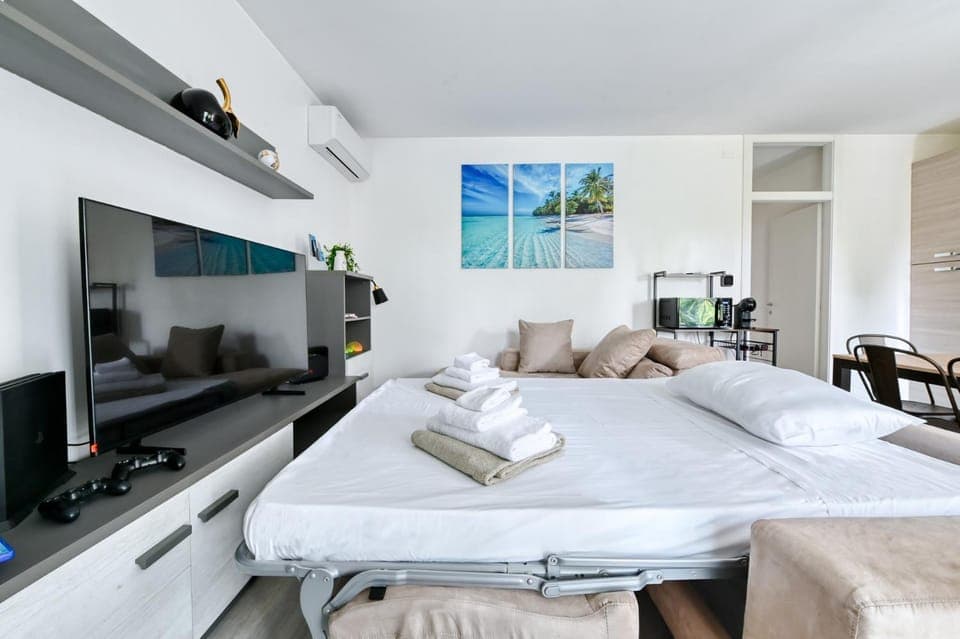 Bed, TV and multimedia, Living room, Photo of the whole room, Evening entertainment, air conditioner