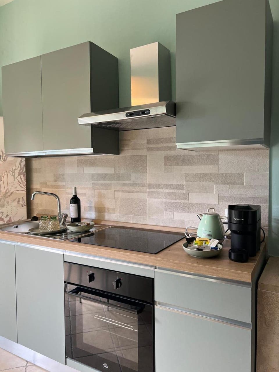 Coffee/tea facilities, Kitchen or kitchenette, stove