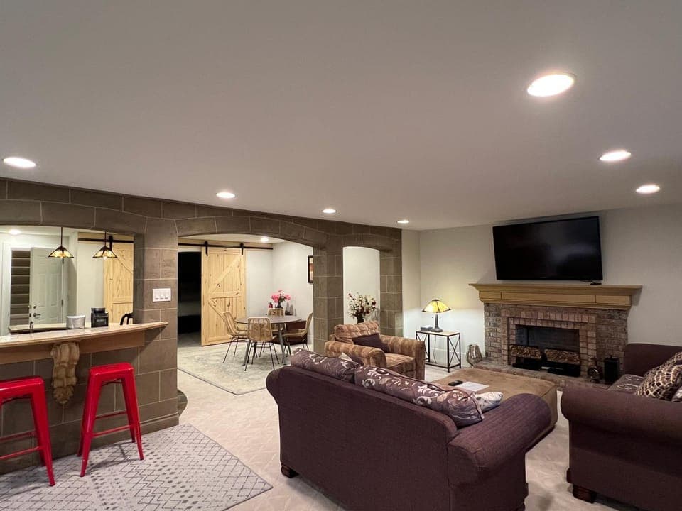 TV and multimedia, Living room, Seating area, Dining area