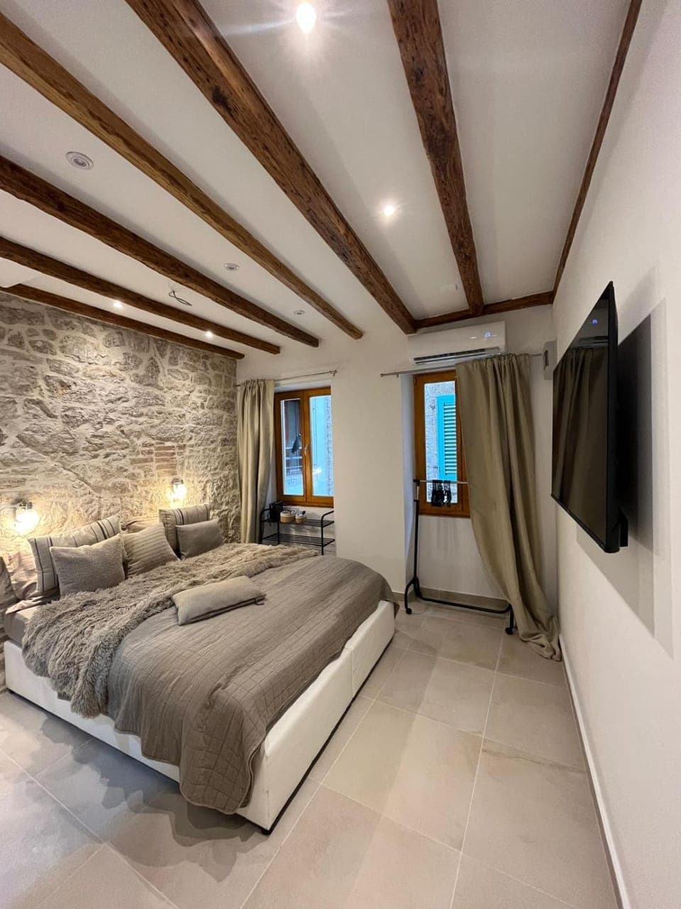 Bed, TV and multimedia, Living room