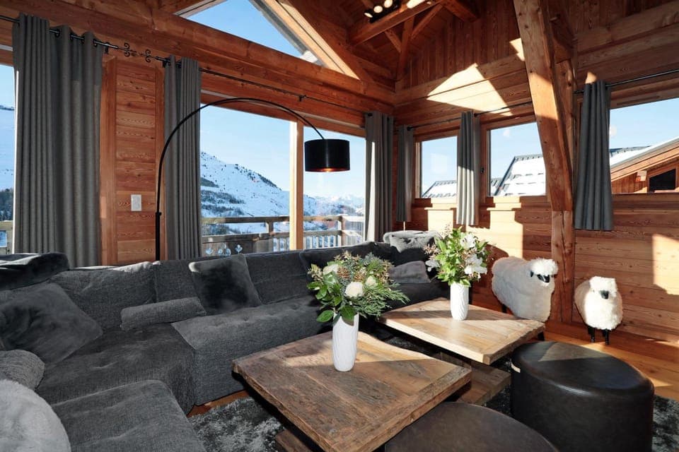 Communal lounge/ TV room, Natural landscape, TV and multimedia, Living room, Seating area, Evening entertainment, Mountain view