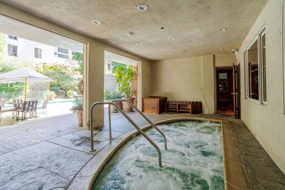 Westwood UCLA 2BR, 1BA Cozy Condo w Amenities House in Westwood
