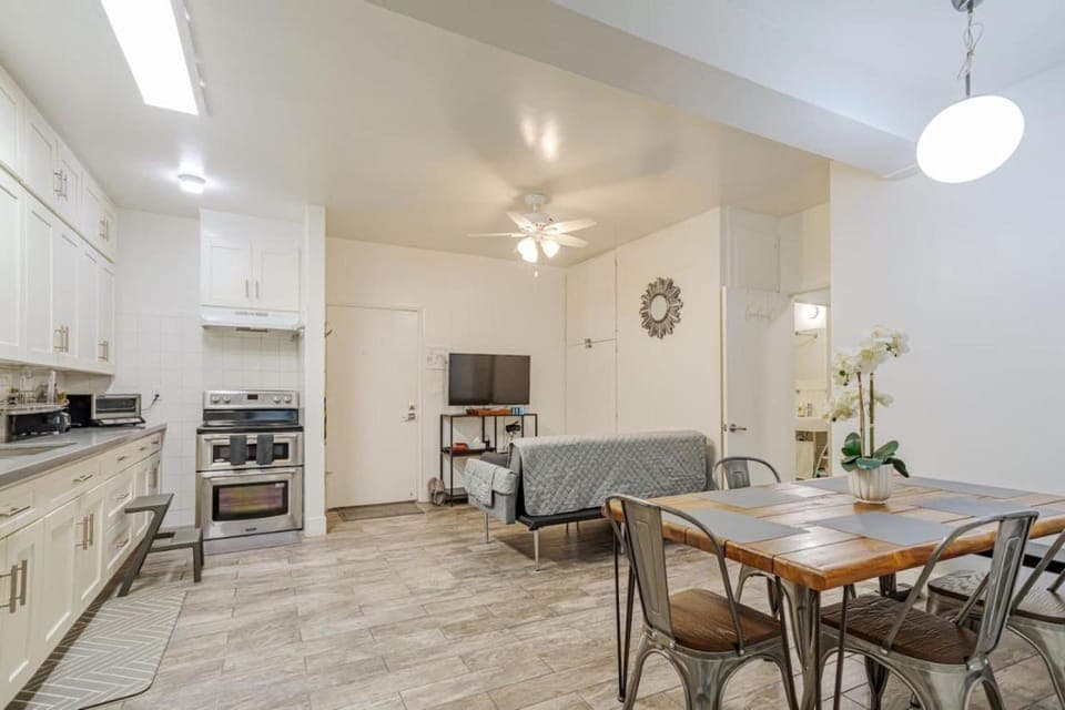 Westwood UCLA 2BR, 1BA Cozy Condo w Amenities House in Westwood