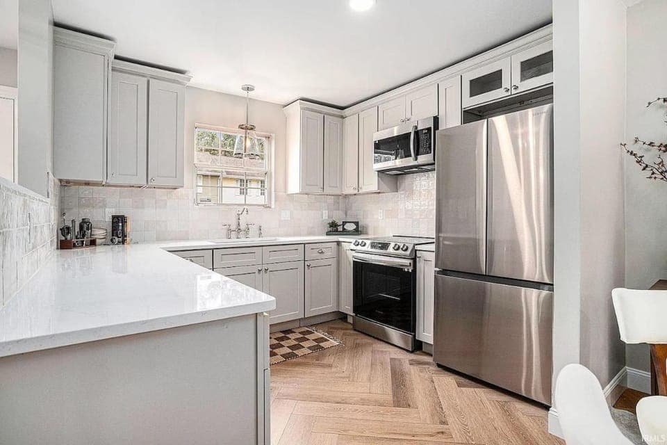 Kitchen or kitchenette, oven, stove