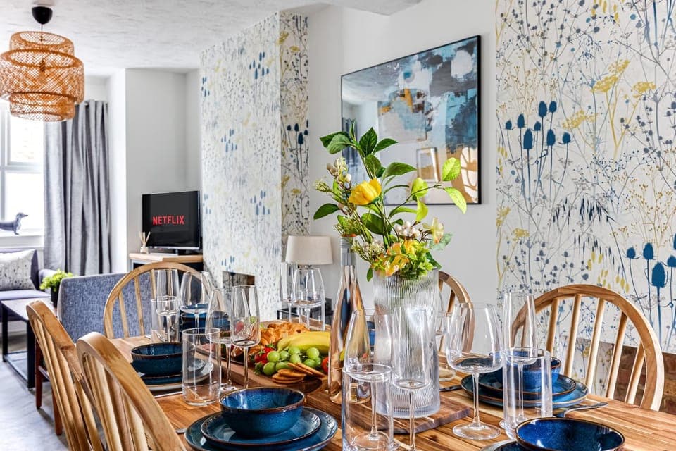 TV and multimedia, Seating area, Dining area