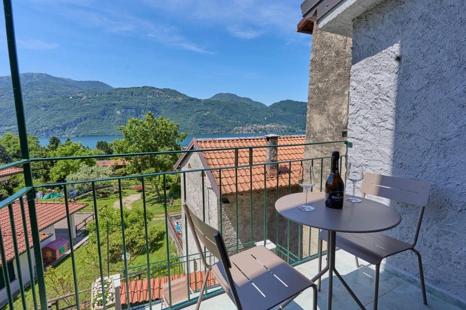 Natural landscape, View (from property/room), Balcony/Terrace, Dining area, Mountain view